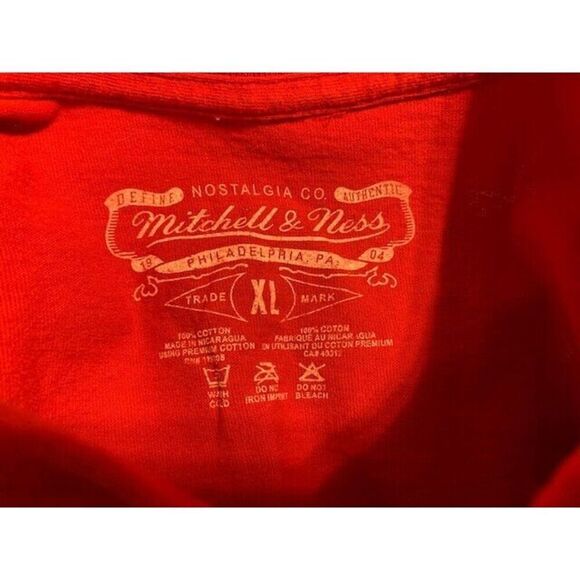 PHILADELPHIA 76ERS MOSES MALONE SIZE XL MITCHELL & NESS T-SHIRT - Picture 3 of 3